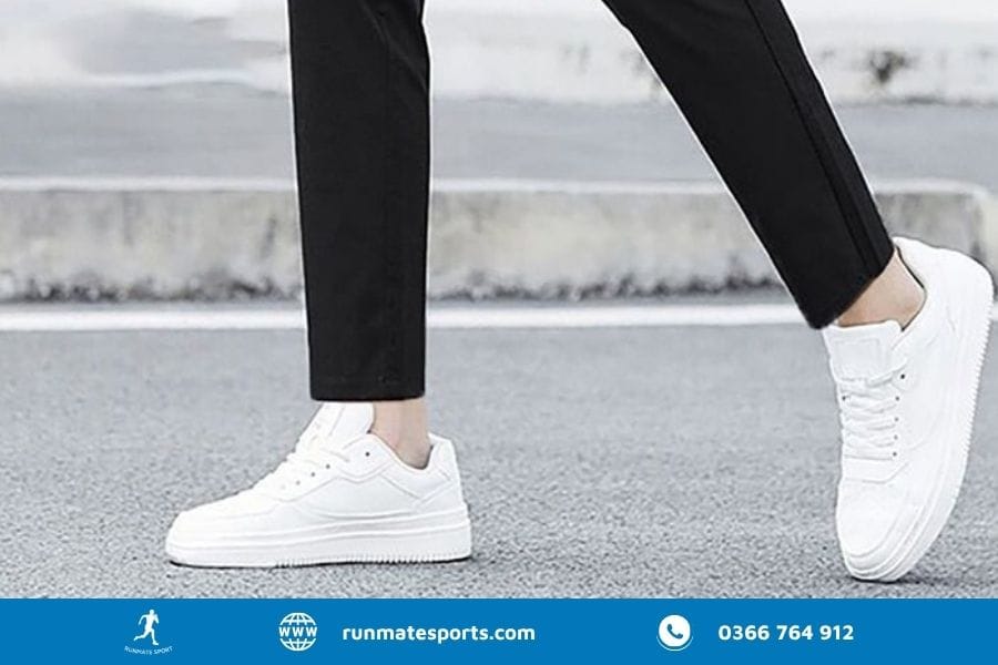 Những Bí Quyết Quần Tây Phối Giày Sneaker Cực Chất Di-lam-Smart-Casual-hoac-Semi-Formal